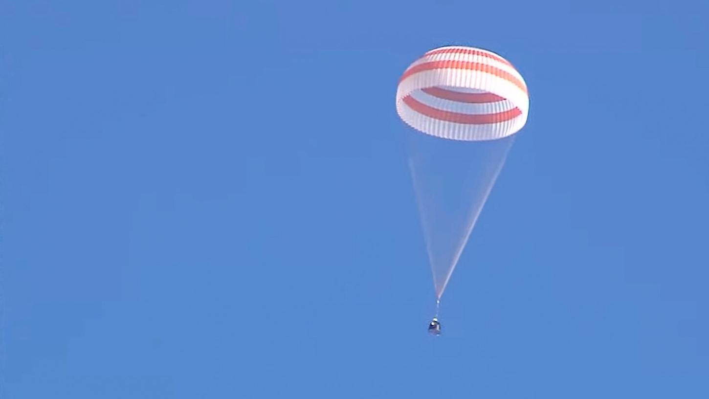 Die unbemannte Raumkapsel Sojus MS-22 bei der Landung. Die unbemannte Raumkapsel Sojus MS-22 bei der Landung.