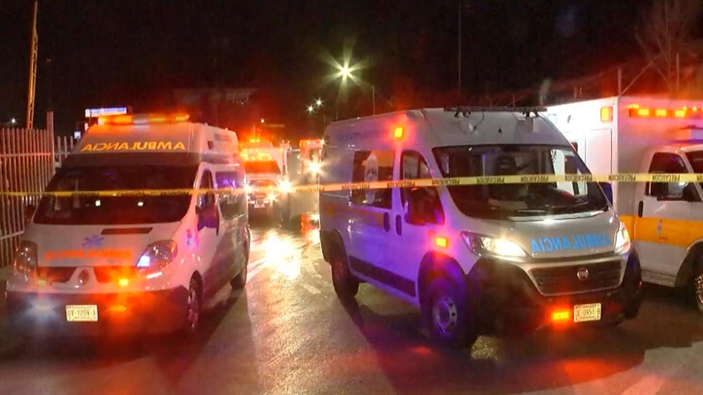 Rettungskräfte vor der Migrantenunterkunft im mexikanischen Ciudad Juarez. Bei einem Brand starben dort Dutzende Menschen. Rettungskräfte vor der Migrantenunterkunft im mexikanischen Ciudad Juarez. Bei einem Brand starben dort Dutzende Menschen.