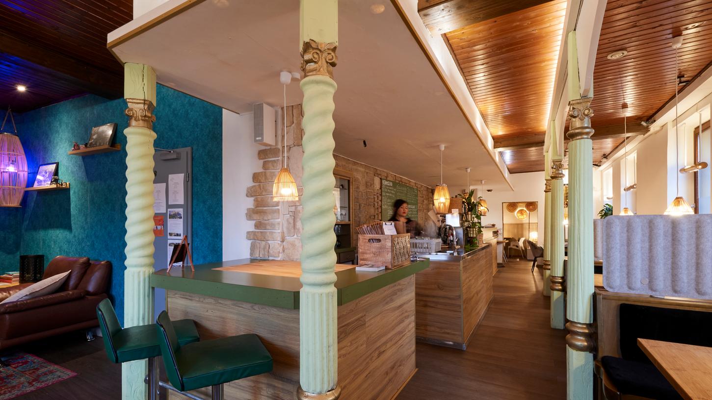"My Mum's Kitchen" gehört dem Magazin "Falstaff" zufolge zu den besten asiatischen Restaurants in Deutschland. "My Mum's Kitchen" gehört dem Magazin "Falstaff" zufolge zu den besten asiatischen Restaurants in Deutschland.