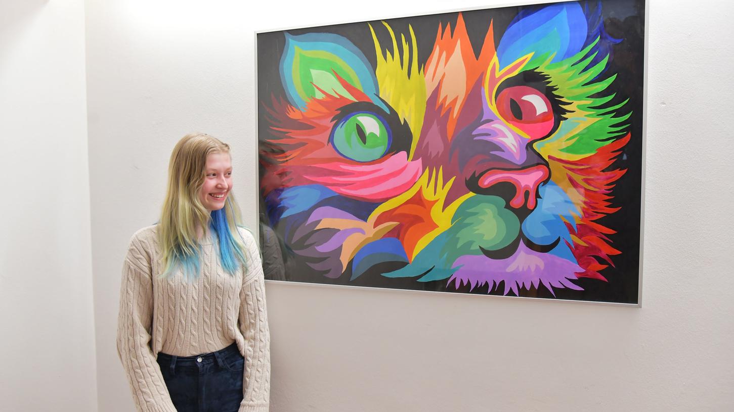 Katze im Treppenhaus: Schülerin Helen Schneider mit ihrem Acrylbild. Im Juni 2023 ziehen dieses und alle anderen Werke für vier Wochen in die Erlanger Stadtbibliothek um, bevor sie wieder in die Kinderklinik zurückkehren. Katze im Treppenhaus: Schülerin Helen Schneider mit ihrem Acrylbild. Im Juni 2023 ziehen dieses und alle anderen Werke für vier Wochen in die Erlanger Stadtbibliothek um, bevor sie wieder in die Kinderklinik zurückkehren.
