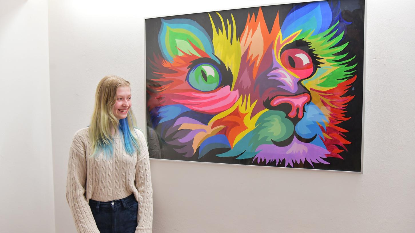 Katze im Treppenhaus: Schülerin Helen Schneider mit ihrem Acrylbild. Im Juni 2023 ziehen dieses und alle anderen Werke für vier Wochen in die Erlanger Stadtbibliothek um, bevor sie wieder in die Kinderklinik zurückkehren.