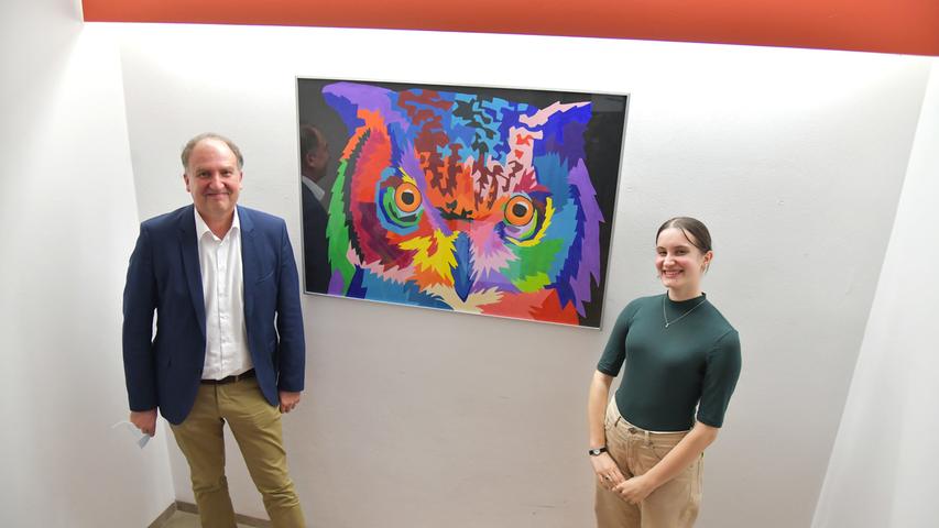 Klinikdirektor Prof. Dr. Joachim Wölfle und Künstlerin Svenja Frank mit dem von ihr kreierten Gemälde einer Eule.