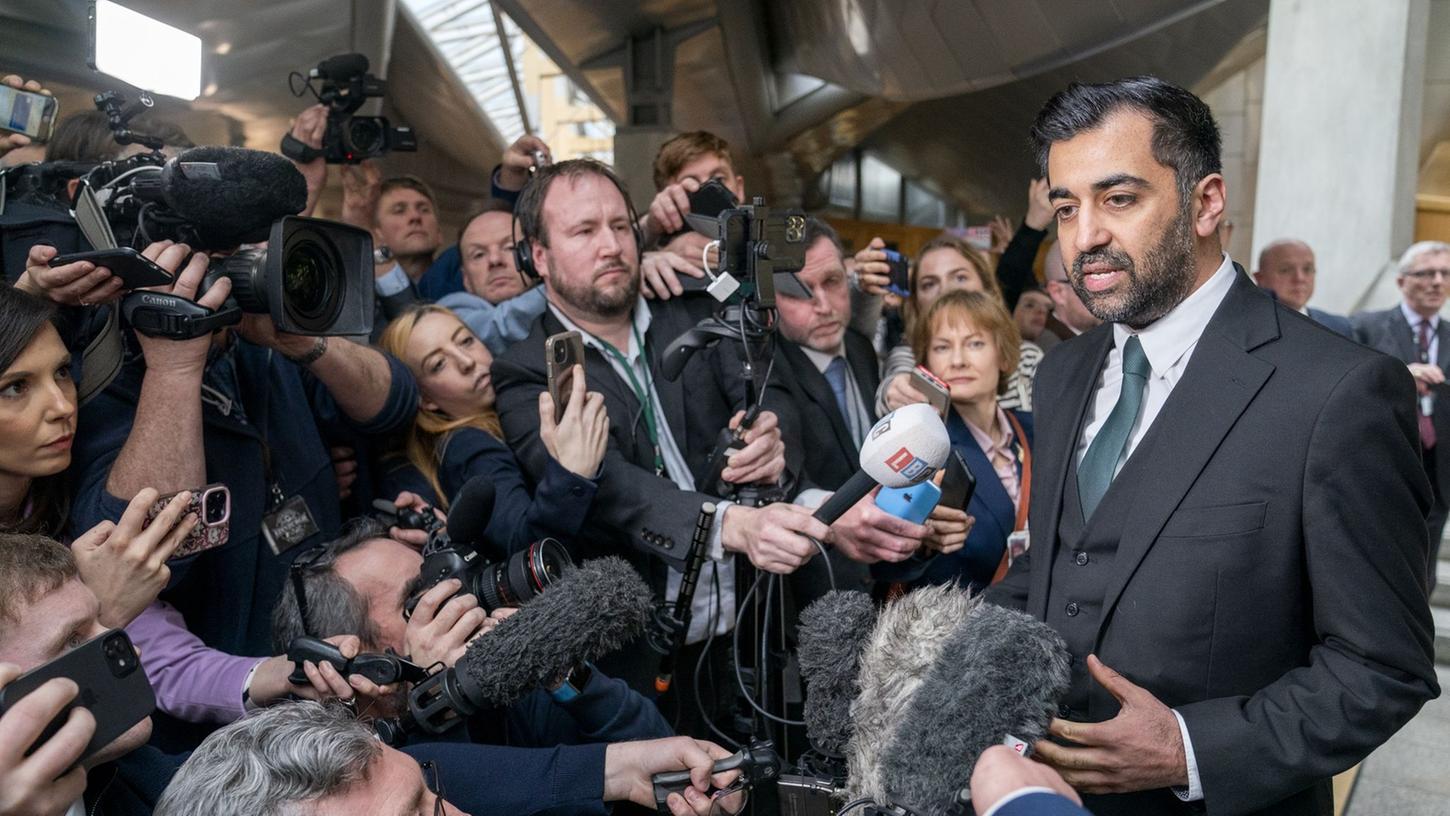 Humza Yousaf spricht nach seiner Wahl zum neuen Ersten Minister im schottischen Parlament zu Journalisten. Humza Yousaf spricht nach seiner Wahl zum neuen Ersten Minister im schottischen Parlament zu Journalisten.