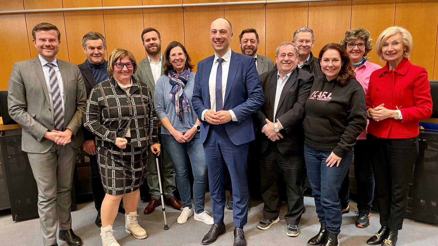 Strahlender Wahlsieger: Andreas Krieglstein (Mitte) umringt von den Kolleginnen und Kollegen aus dem CSU-Fraktionsvorstand. Strahlender Wahlsieger: Andreas Krieglstein (Mitte) umringt von den Kolleginnen und Kollegen aus dem CSU-Fraktionsvorstand.
