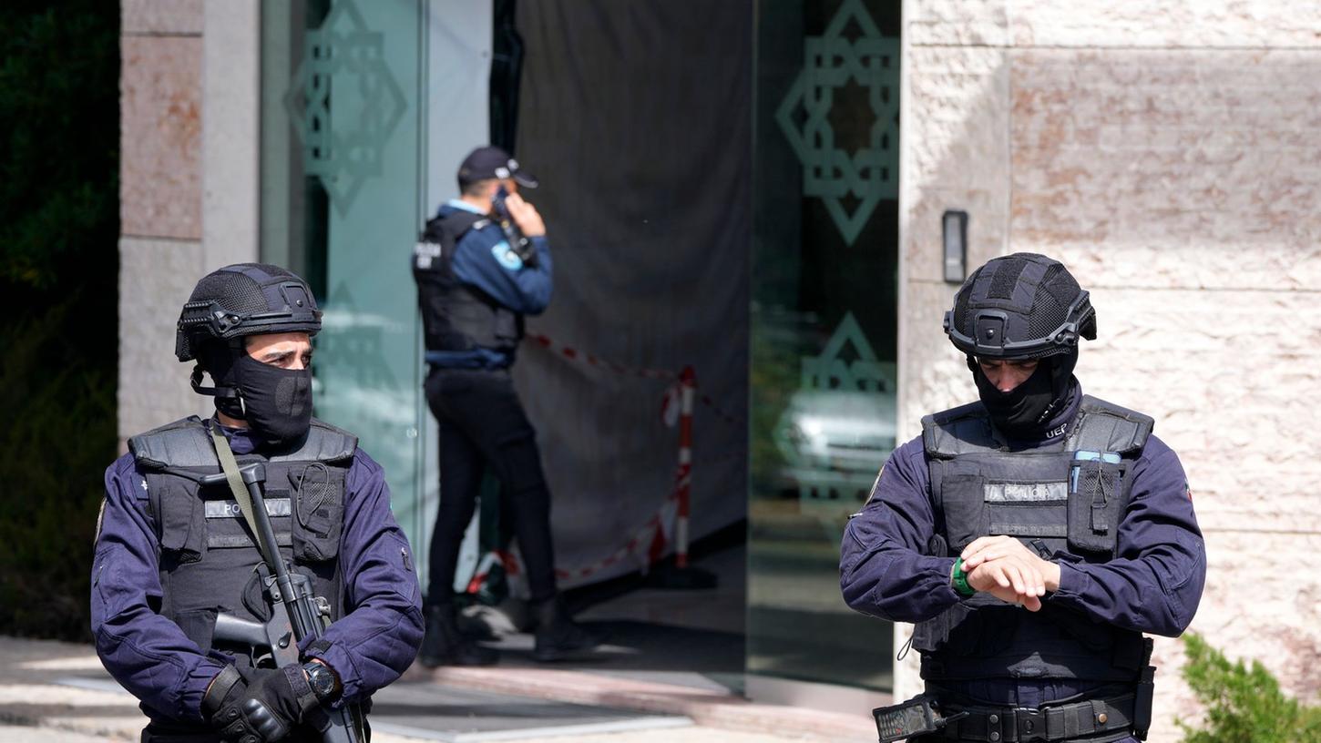Polizeibeamte stehen am Eingang des Ismailitische Zentrum in Lissabon.