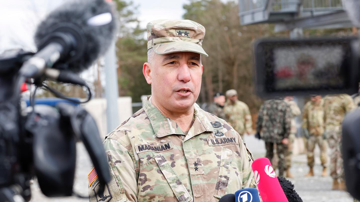 Major General Stephen Maranian von der US-Armee gibt bei der Artillerie-Übung "Dynamic Front 2023" auf dem Truppenübungsplatz Grafenwöhr ein Interview. 