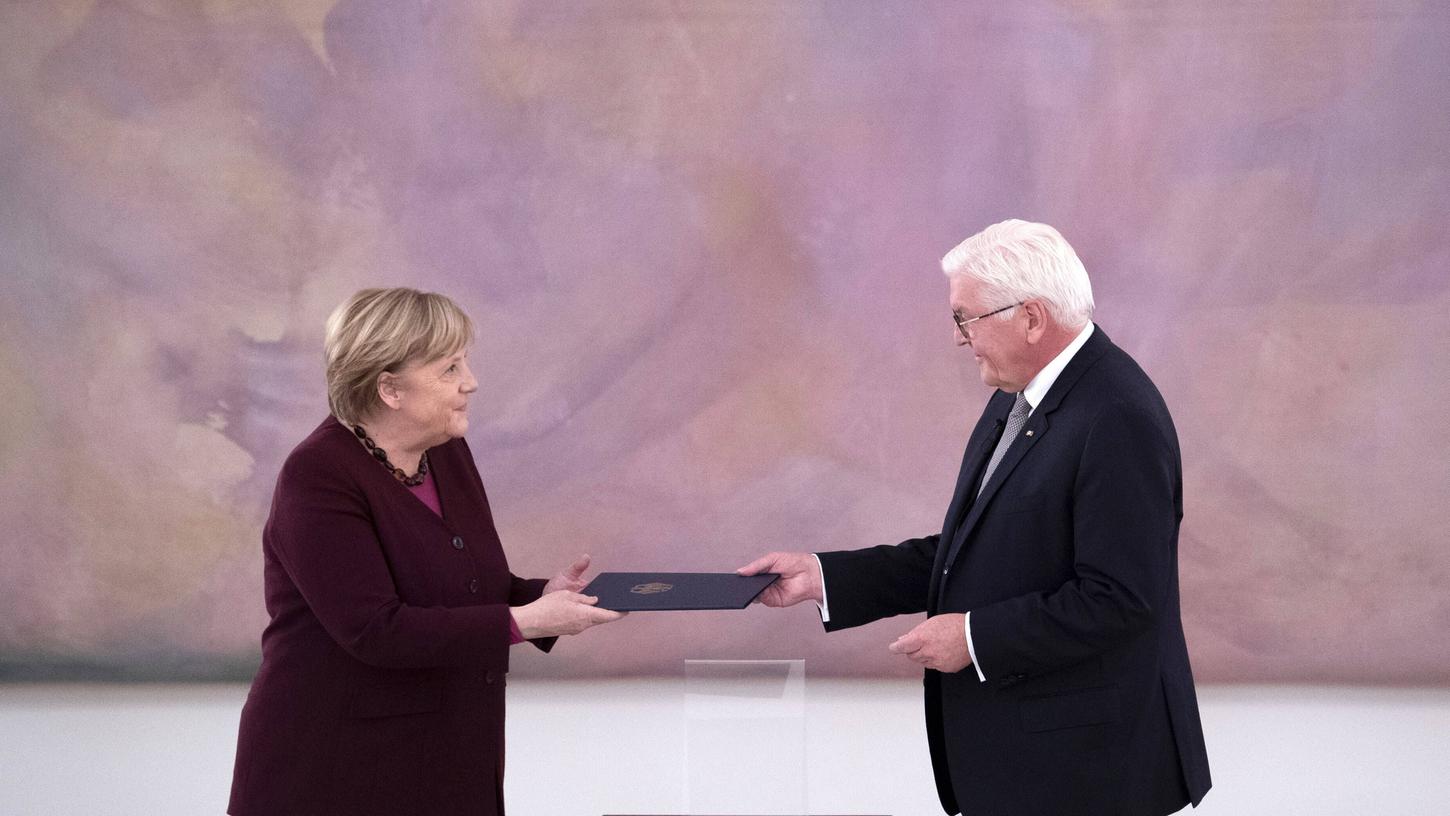 Im Jahr 2021 hat Bundespräsident Frank-Walter Steinmeier Angela Merkel die Entlassungsurkunde als Kanzlerin überreicht. Nun wird sie von ihm mit dem höchsten Orden des Landes ausgezeichnet. Im Jahr 2021 hat Bundespräsident Frank-Walter Steinmeier Angela Merkel die Entlassungsurkunde als Kanzlerin überreicht. Nun wird sie von ihm mit dem höchsten Orden des Landes ausgezeichnet.