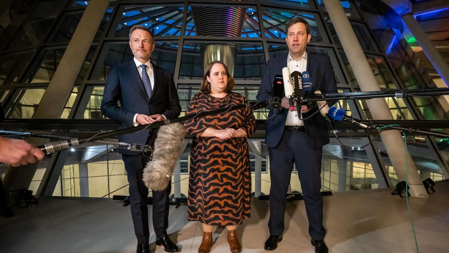 Die Parteichefs der Koalitionsparteien, Lars Klingbeil (SPD, r-l), Ricarda Lang (Grüne) und Christian Lindner (FDP) sprechen im Bundestag nach dem Koalitionsausschuss.