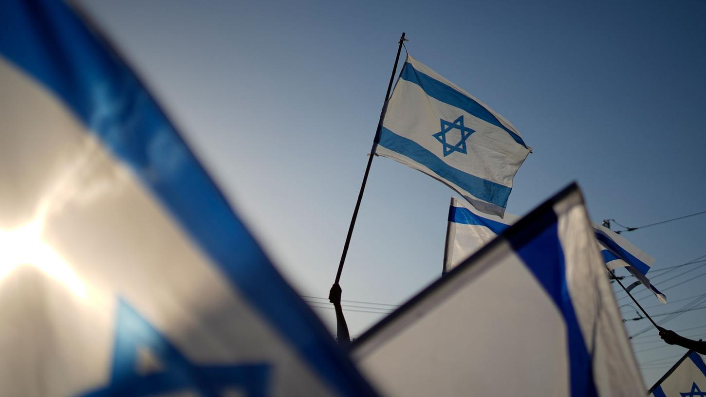 Wie geht es weiter in Israel? In der Residenz des Präsidenten wurde verhandelt - auf der Sraße wird weiter protestiert. Wie geht es weiter in Israel? In der Residenz des Präsidenten wurde verhandelt - auf der Sraße wird weiter protestiert.
