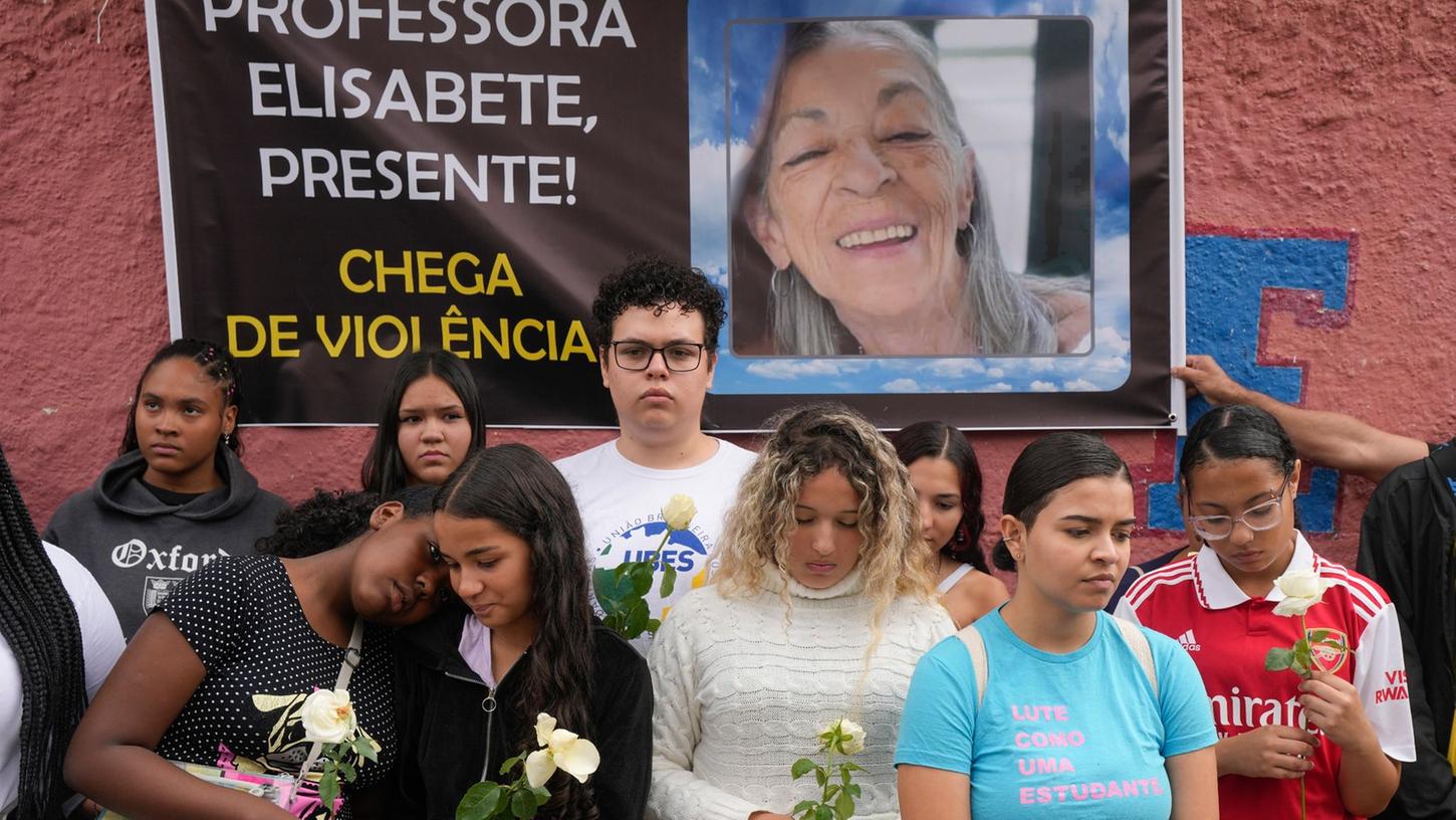 Schülerinnen und Schüler der betroffenen Schule in São Paulo trauern um die getötete Lehrerin. Schülerinnen und Schüler der betroffenen Schule in São Paulo trauern um die getötete Lehrerin.