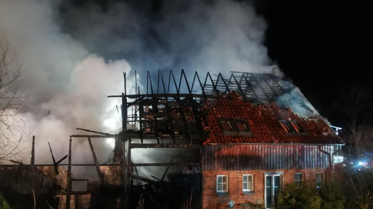 Rauch steigt aus der umgebauten Scheune in der Gemeinde Klein Zecher (Kreis Herzogtum Lauenburg). Rauch steigt aus der umgebauten Scheune in der Gemeinde Klein Zecher (Kreis Herzogtum Lauenburg).