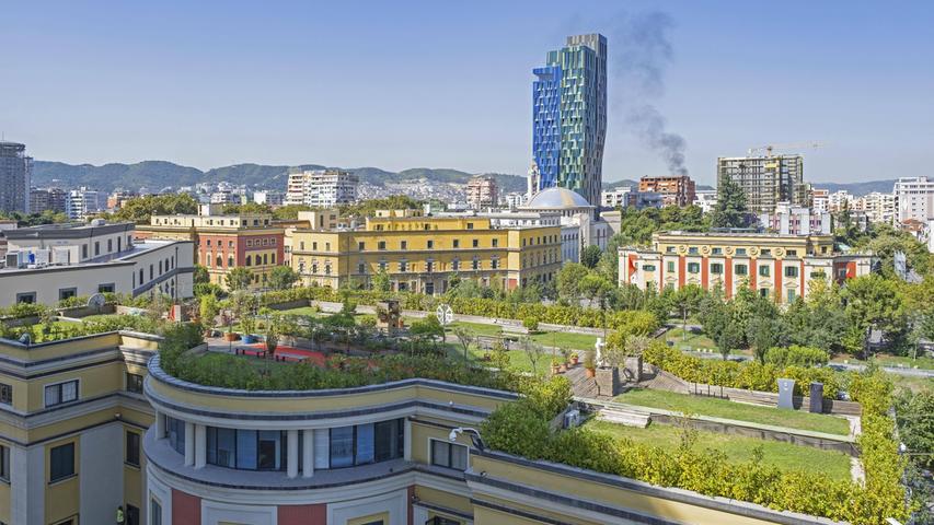 Mit dem Sommerflugplan 2023 fliegen Reisende von Nürnberg aus nach Tirana, Albanien nonstop. Die Hauptstadt wird zwei Mal die Woche von Wizz Air angesteuert und bietet sich ideal für einen Städtetrip an.