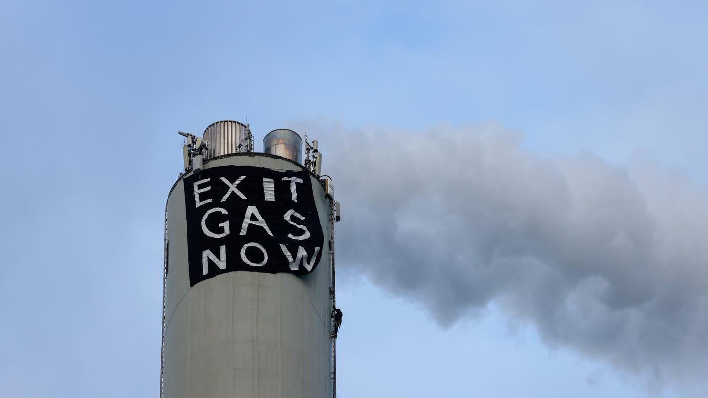 Am Mittwochmorgen haben zwei Klimaaktivisten in 141 Metern Höhe ein Plakat mit der Aufschrift "Exit Gas Now" befestigt. Derzeit läuft der Polizeieinsatz.