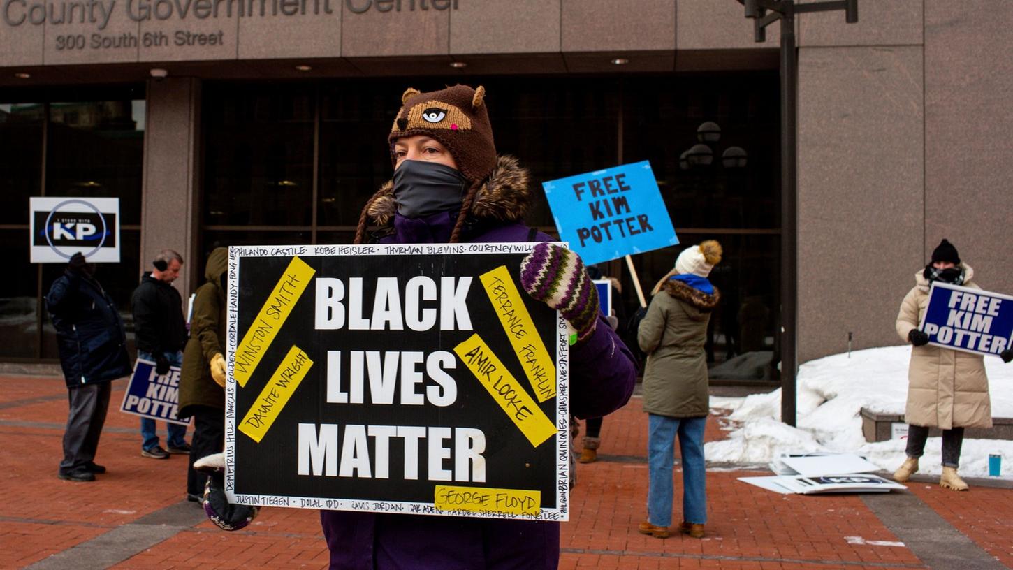 Eine Demonstrantin nimmt an einer "Black Lives Matter"-Kundgebung in Minneapolis teil: Weil eine Stiftung der Bewegung drei Streifen im Logo führt, wurde der fränkische Sportartikel-Hersteller Adidas hellhörig.