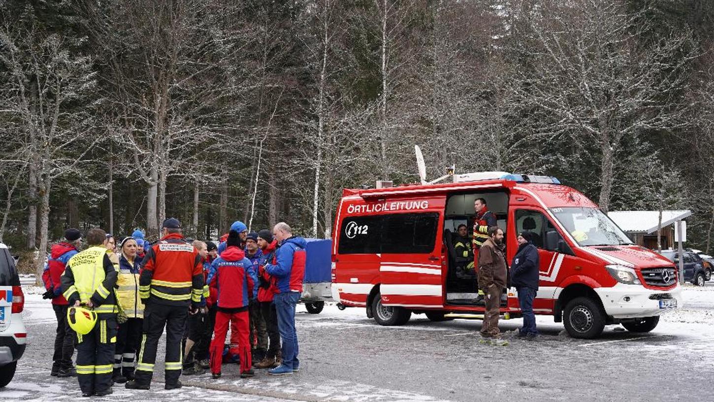 Einsatzkräfte der Feuerwehr in der Nähe der Stelle, an der das Kleinflugzeug im Bayerischen Wald abgestürzt ist.