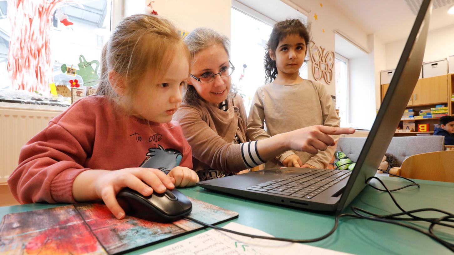 Auch Laptops kommen im Kindergarten Sternenhimmel zum Einsatz. Unter der Anleitung von Gruppenleiterin Ramona Szabo dürfen sich Isabella (links) und Miliya ein Foto ihres Lieblingswals aussuchen. Dieses wird später ausgedruckt und aufgehängt.  
