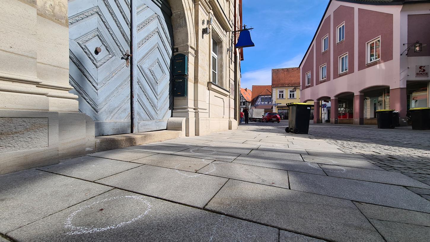 Blutspuren (weiße Kringel) vor der ehemaligen Gaststätte Blaue Glocke in Forchheim. 