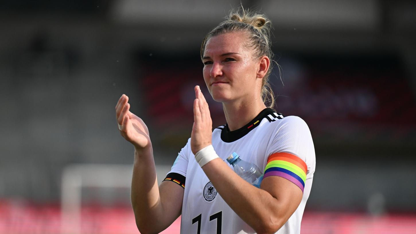 In Testspielen werden Deutschlands Fußball-Frauen um Alexandra Popp weiter mit der Regenbogen-Kapitänsbinde auflaufen. In Testspielen werden Deutschlands Fußball-Frauen um Alexandra Popp weiter mit der Regenbogen-Kapitänsbinde auflaufen.