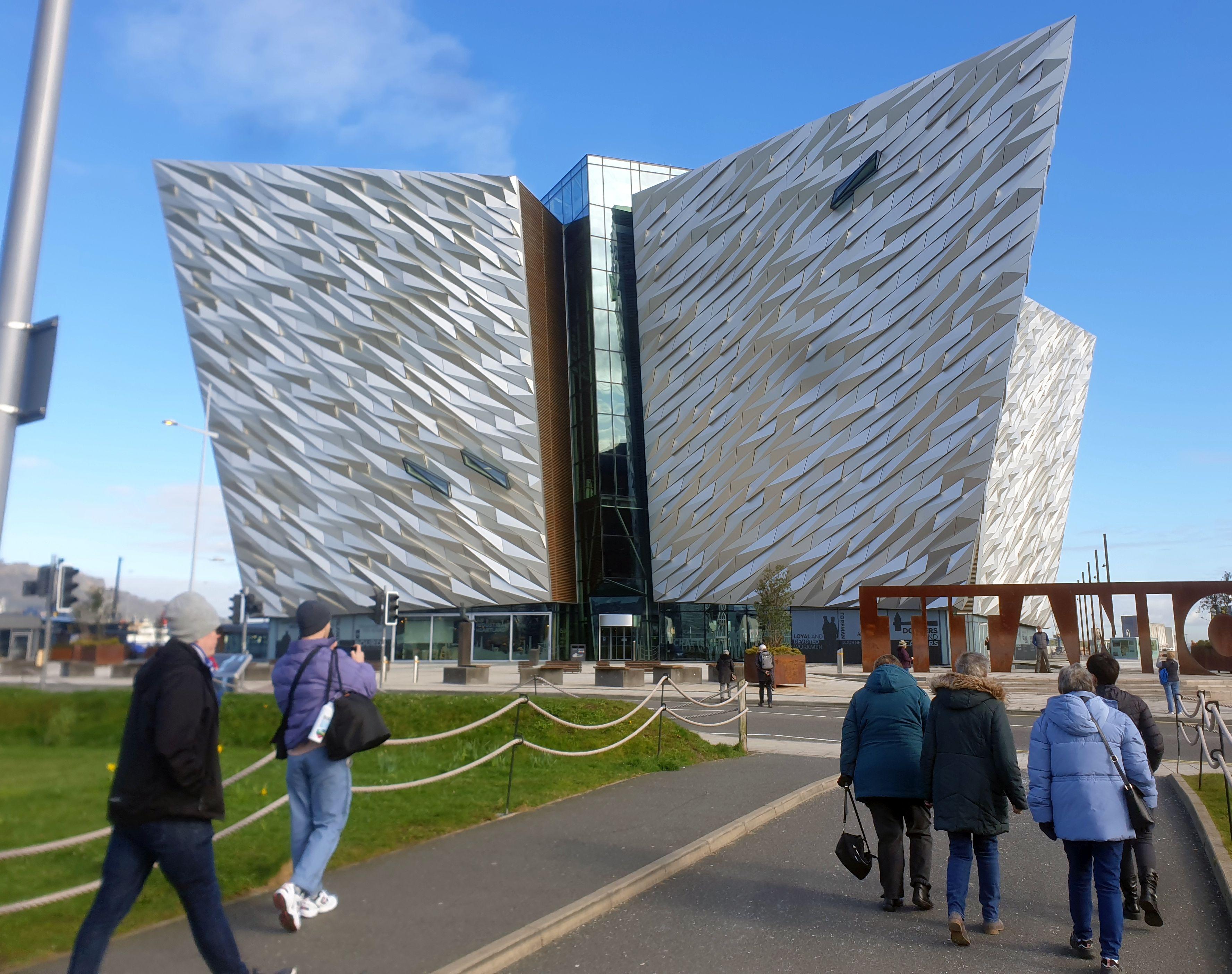 Die "Titanic" trat ihre verhängnisvolle Reise in Richtung Amerika einst im englischen Southhampton an - entwickelt und gebaut wurde sie allerdings in Belfast. Darauf sind die Nordiren bis heute stolz. Ein hypermodernes, interaktives Museum beleuchtet jeden Aspekt rund um die größte Schifffahrtstragödie des 20. Jahrhunderts. Die spannende Reisereportage zu dieser Bildergalerie lesen Sie hier auf unserem Premiumportal nn.de