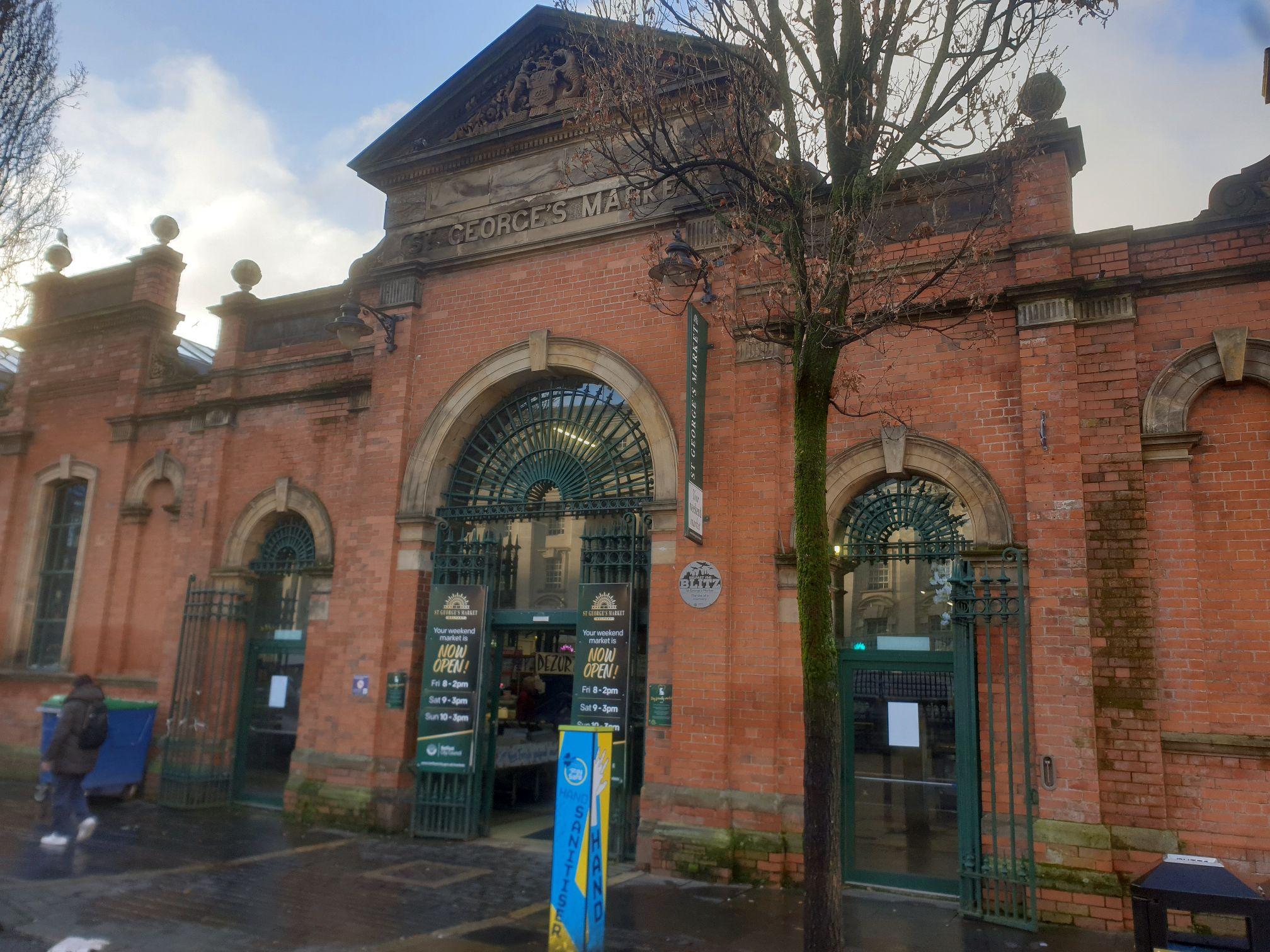 Nicht nur architektonisch eine Perle: Der St. George's Market, eine riesige alte Markthalle mit zahlreichen Ständen, die keine kulinarischen Wünsche offenlassen. 