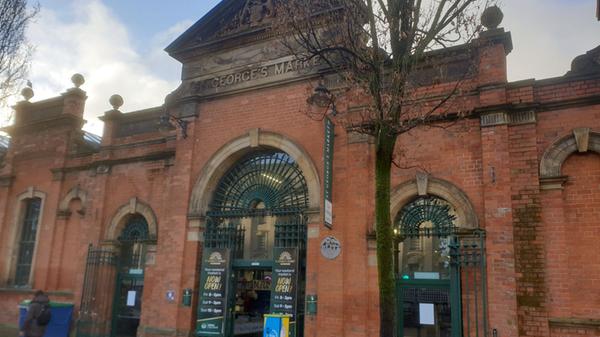 Nicht nur architektonisch eine Perle: Der St. George's Market, eine riesige alte Markthalle mit zahlreichen Ständen, die keine kulinarischen Wünsche offenlassen.