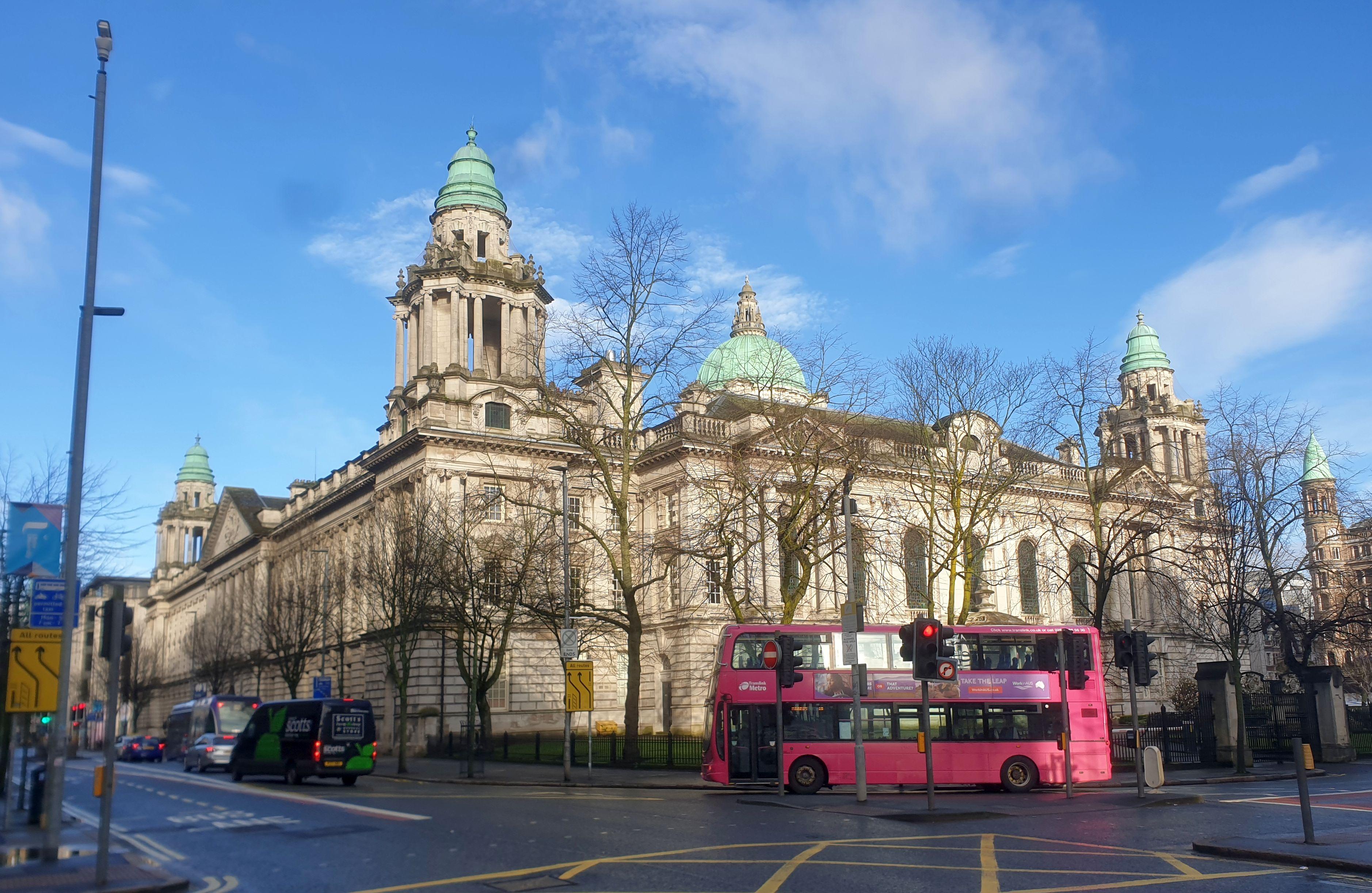 Das Rathaus (City Hall) ist eines der markantesten Gebäude in der Innenstadt von  Belfast. Fertiggestellt wurde der palastartige neobarocke Bau im Jahr 1906. Die spannende Reisereportage zu dieser Bildergalerie lesen Sie hier auf unserem Premiumportal nn.de