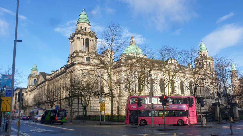 Das Rathaus (City Hall) ist eines der markantesten Gebäude in der Innenstadt von  Belfast. Fertiggestellt wurde der palastartige neobarocke Bau im Jahr 1906. Die spannende Reisereportage zu dieser Bildergalerie lesen Sie hier auf unserem Premiumportal nn.de