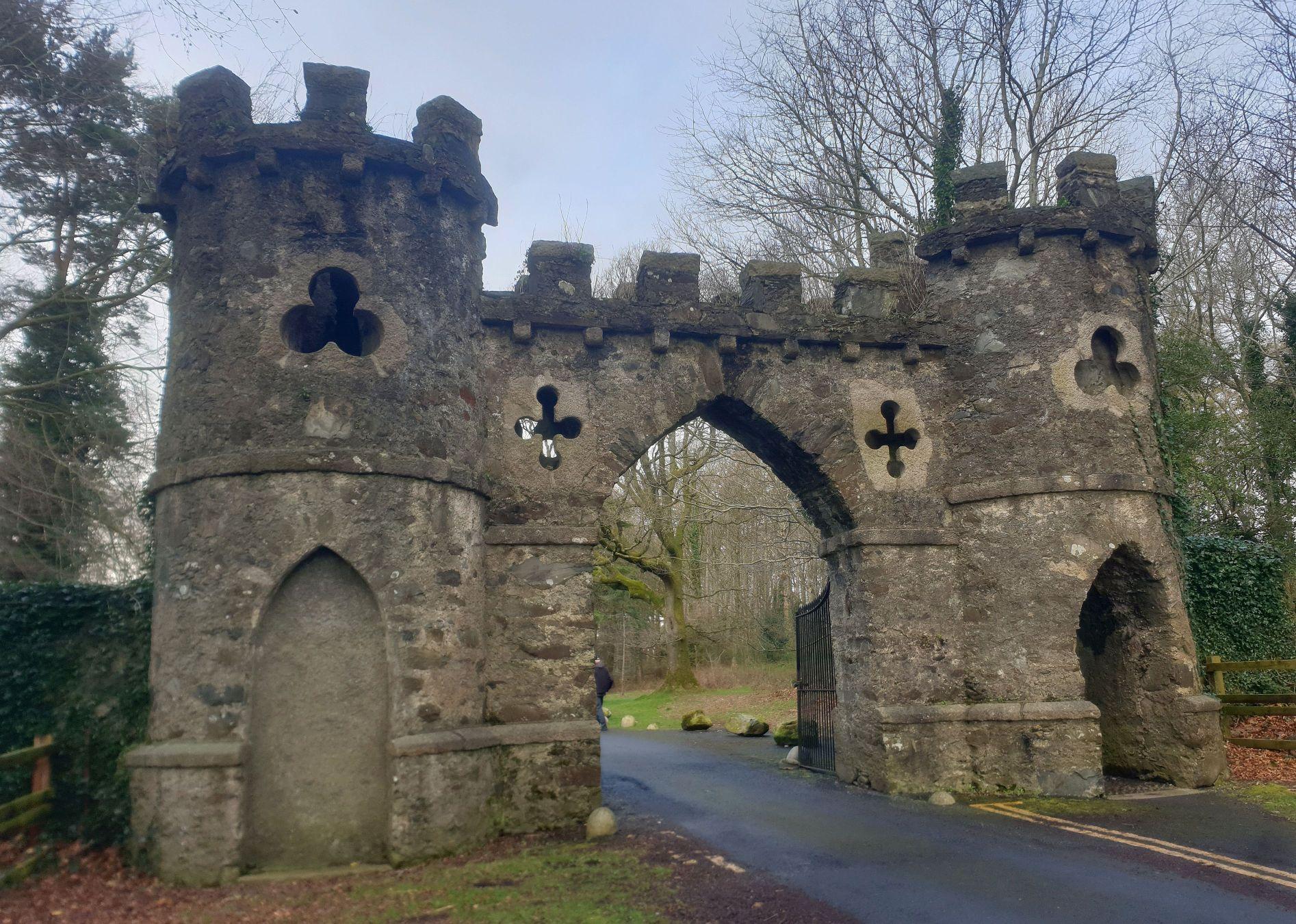 Etwa eine Autostunde südlich von Belfast liegt der Tullymore Forest Park, vielleicht einer der schönsten Flecken der gesamten irischen Insel. Kleine Bäche, pittoreske Brücken, knorrige Bäume - Naturfreunden gehen hier die Herzen auf.