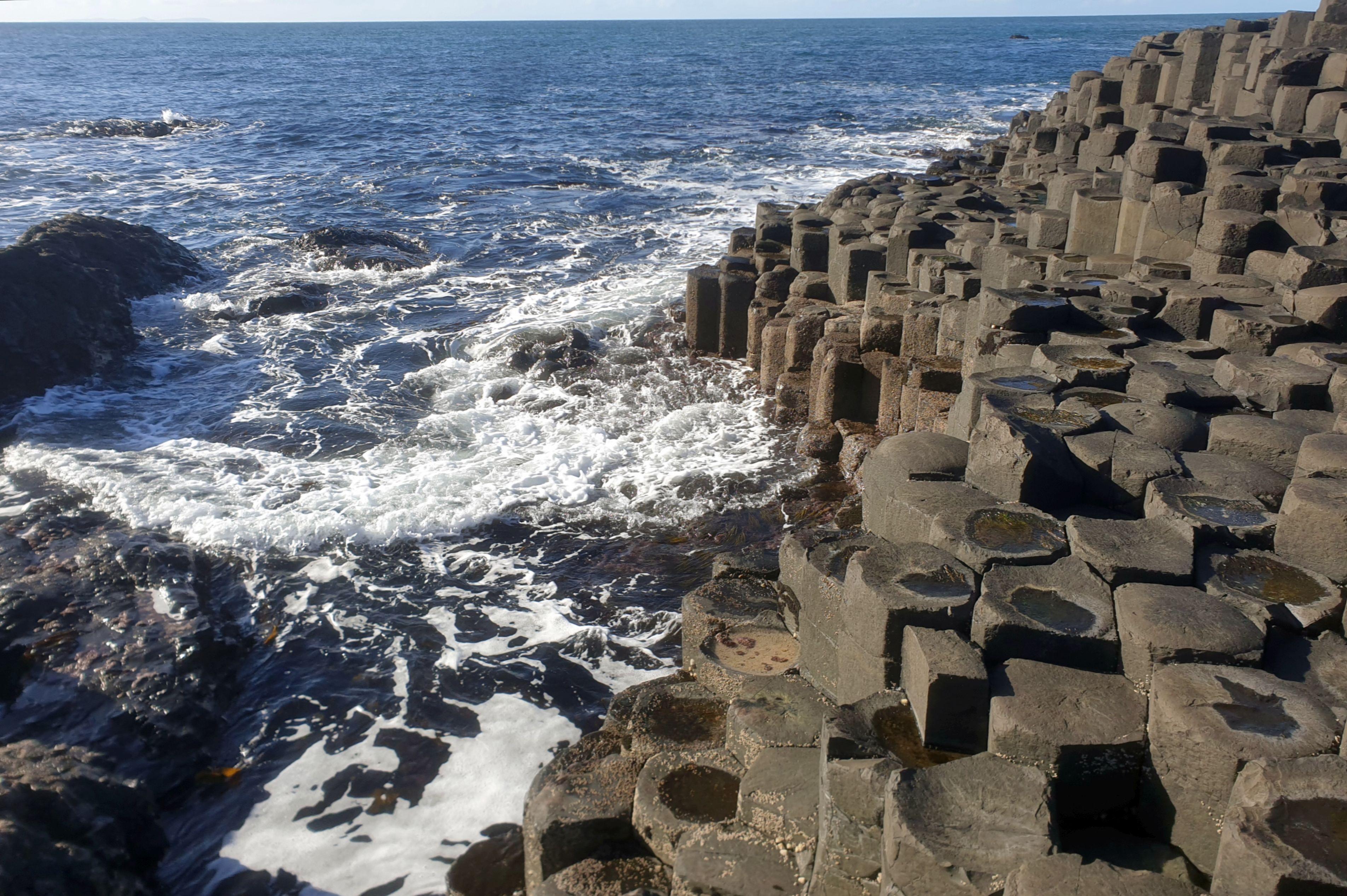 Eines der atemberaubendsten Naturdenkmäler Nordirlands ist Giant's Causeway, der "Damm des Riesen." Der Sage nach wurde der Riese Fionn McCumhaill von seinem schottischen Widersacher Benandonner so stark beleidigt, dass er sich dazu entschloss, diesen Damm zu errichten, um einen sicheren Weg nach Schottland zu bauen und ihn dort zu besiegen. Tatsächlich handelt es sich um rund 40.000 gleichmäßig geformte Basaltsäulen, deren Alter etwa 60 Millionen Jahre beträgt. 