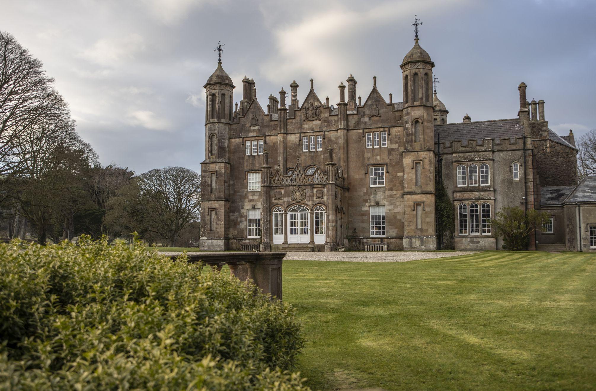 Nördlich von Belfast, ganz nah am Meer, liegt Glenarm Castle. Es ist in Privatbesitz, aber zwischen Mai und September öffentlich zugänglich. Dort finden viele Veranstaltungen statt, beispielsweise im Juli die weltbekannten Highland Games. Auch ein Besuch im Tearoom ist zu empfehlen.