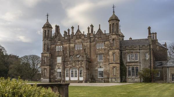 Nördlich von Belfast, ganz nah am Meer, liegt Glenarm Castle. Es ist in Privatbesitz, aber zwischen Mai und September öffentlich zugänglich. Dort finden viele Veranstaltungen statt, beispielsweise im Juli die weltbekannten Highland Games. Auch ein Besuch im Tearoom ist zu empfehlen.