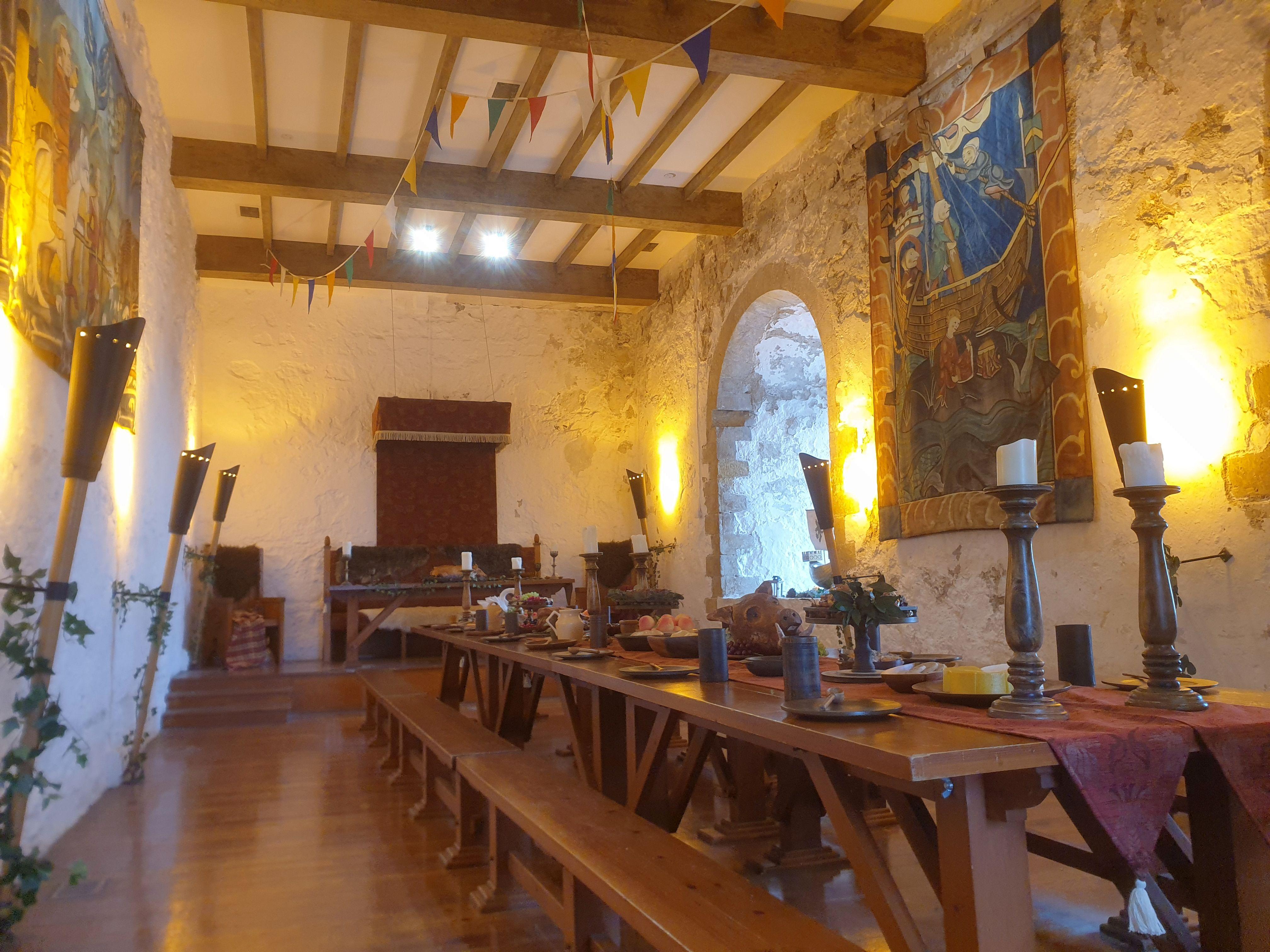 Im Innern von Carrickfergus Castle sind viele Räume liebevoll hergerichtet und erinnern an die Glanzzeiten dieser Burganlage - im Bild ein Speisesaal.