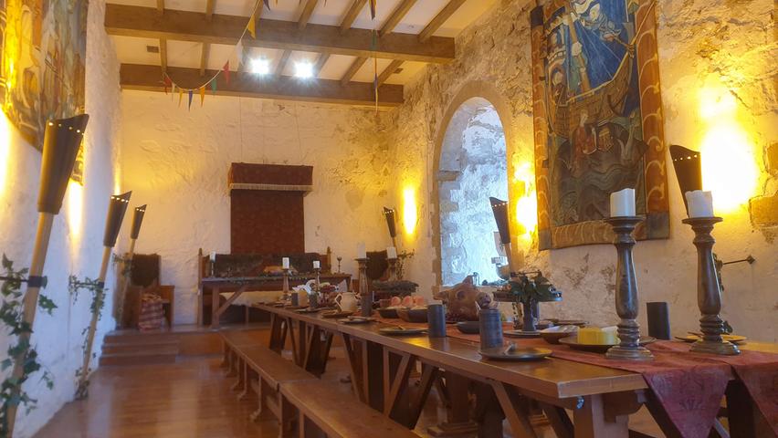 Im Innern von Carrickfergus Castle sind viele Räume liebevoll hergerichtet und erinnern an die Glanzzeiten dieser Burganlage - im Bild ein Speisesaal.