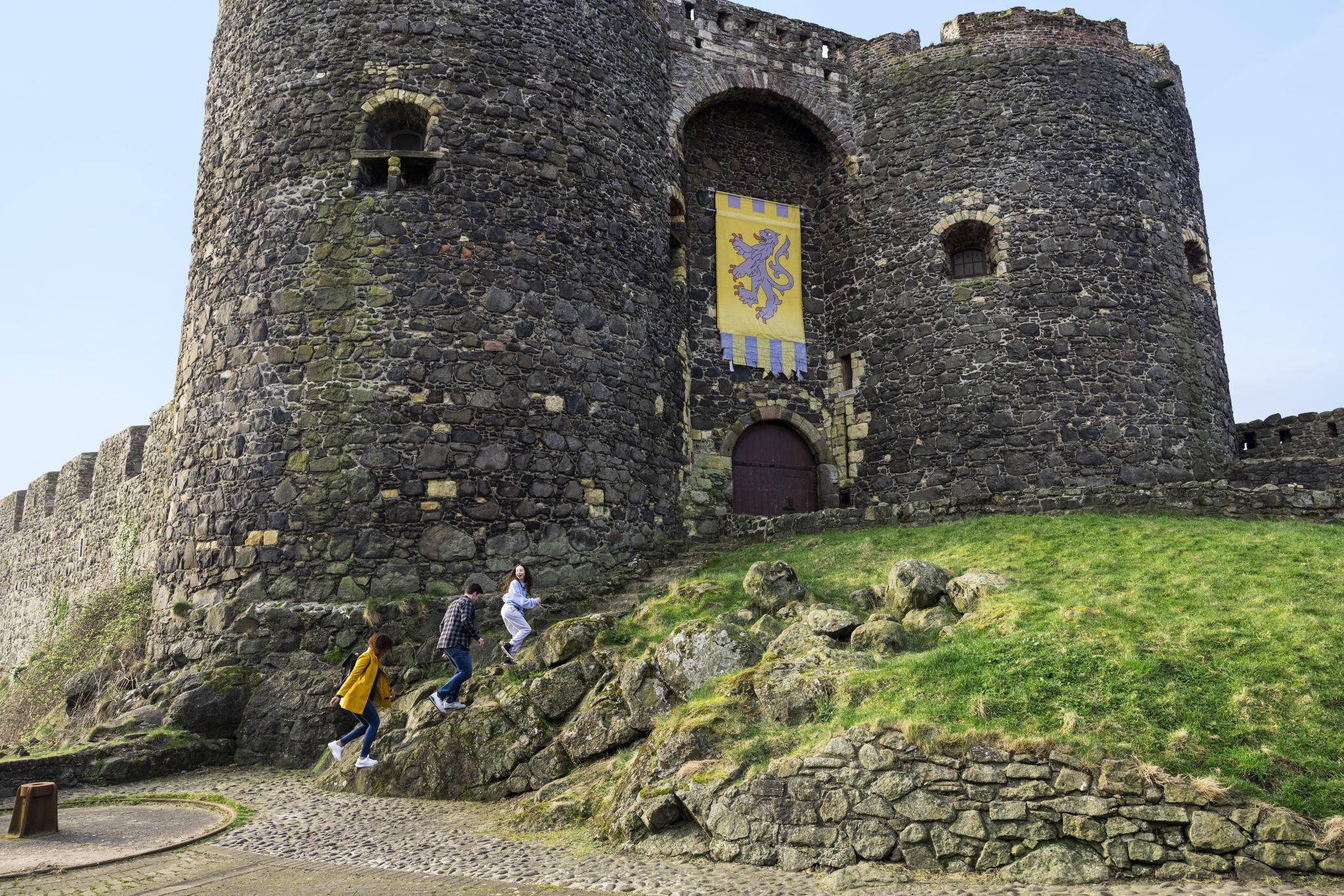 Nur 25 Autominuten nordöstlich von Belfast erhebt sich neben einem kleinen Hafen das im 12. Jahrhundert errichtete, trutzige Carrickfergus Castle, das über Jahrhunderte hinweg große strategische Bedeutung hatte. Heute dienst es häufig als Filmkulisse und ist öffentlich zugänglich. Die spannende Reisereportage zu dieser Bildergalerie lesen Sie hier auf unserem Premiumportal nn.de