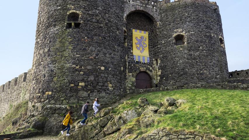 Nur 25 Autominuten nordöstlich von Belfast erhebt sich neben einem kleinen Hafen das im 12. Jahrhundert errichtete, trutzige Carrickfergus Castle, das über Jahrhunderte hinweg große strategische Bedeutung hatte. Heute dienst es häufig als Filmkulisse und ist öffentlich zugänglich. Die spannende Reisereportage zu dieser Bildergalerie lesen Sie hier auf unserem Premiumportal nn.de