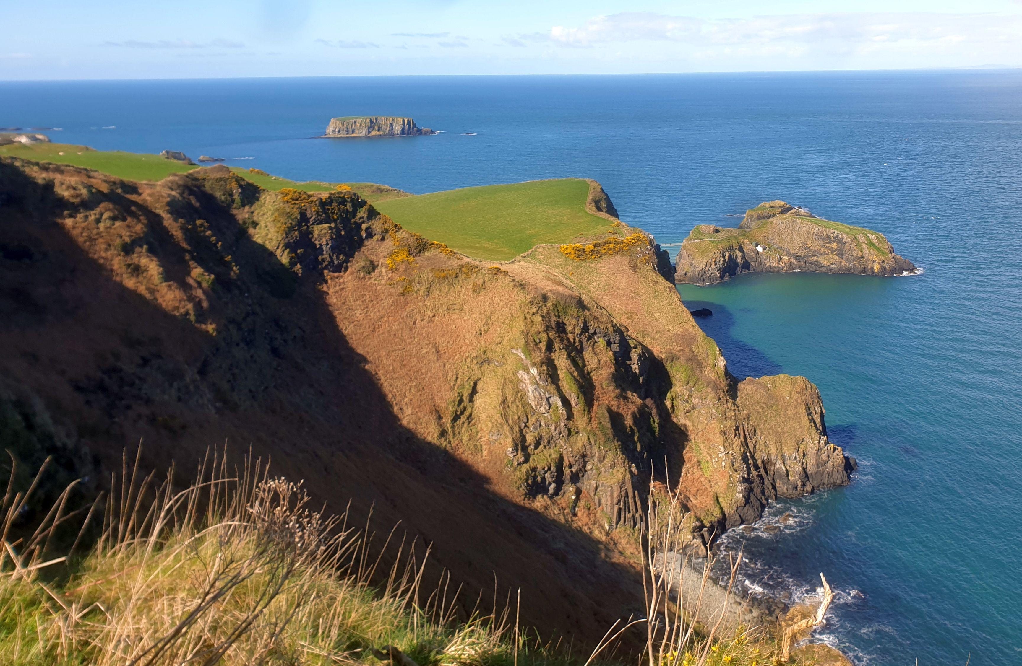 Die Nordküste unweit von Ballintoy präsentiert sich rau und wild - bei gutem Wetter kann man von hier aus nach Schottland hinüberblicken, zum Mull of Kintyre.