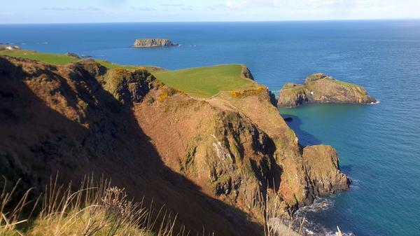 Die Nordküste unweit von Ballintoy präsentiert sich rau und wild - bei gutem Wetter kann man von hier aus nach Schottland hinüberblicken, zum Mull of Kintyre.