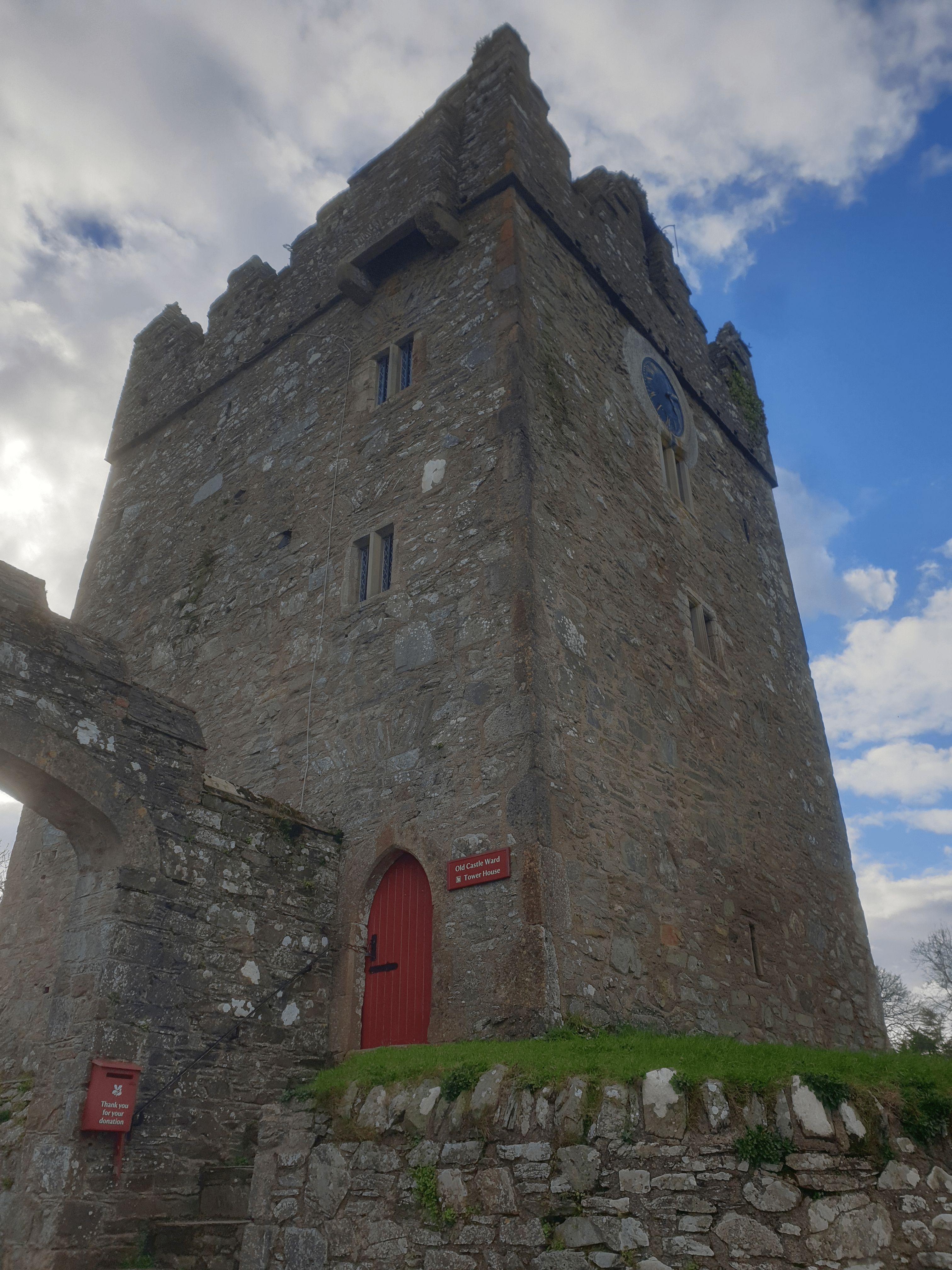 Fans wissen es: Alle acht Staffeln des Blockbusters "Game Of Thrones" wurden zu einem Gutteil in Nordirland gefilmt, viele der Drehorte sind für jedermann zugänglich. Hier im Bild der Turm des Castle Ward, von dem der Charakter Bran Stark in der ersten Staffel gestoßen wurde. Die spannende Reisereportage zu dieser Bildergalerie lesen Sie hier auf unserem Premiumportal nn.de
