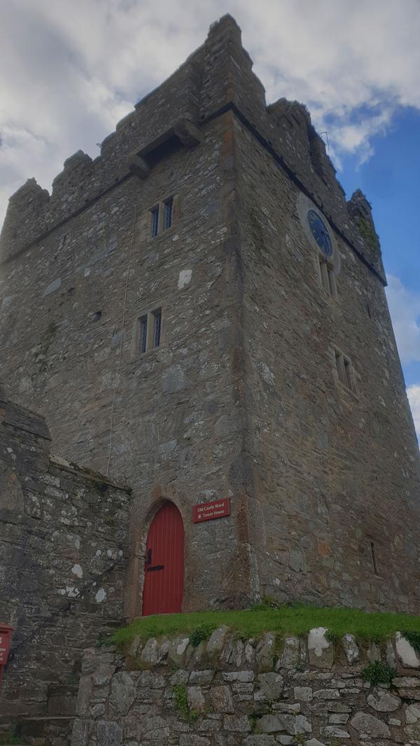 Fans wissen es: Alle acht Staffeln des Blockbusters "Game Of Thrones" wurden zu einem Gutteil in Nordirland gefilmt, viele der Drehorte sind für jedermann zugänglich. Hier im Bild der Turm des Castle Ward, von dem der Charakter Bran Stark in der ersten Staffel gestoßen wurde. Die spannende Reisereportage zu dieser Bildergalerie lesen Sie hier auf unserem Premiumportal nn.de