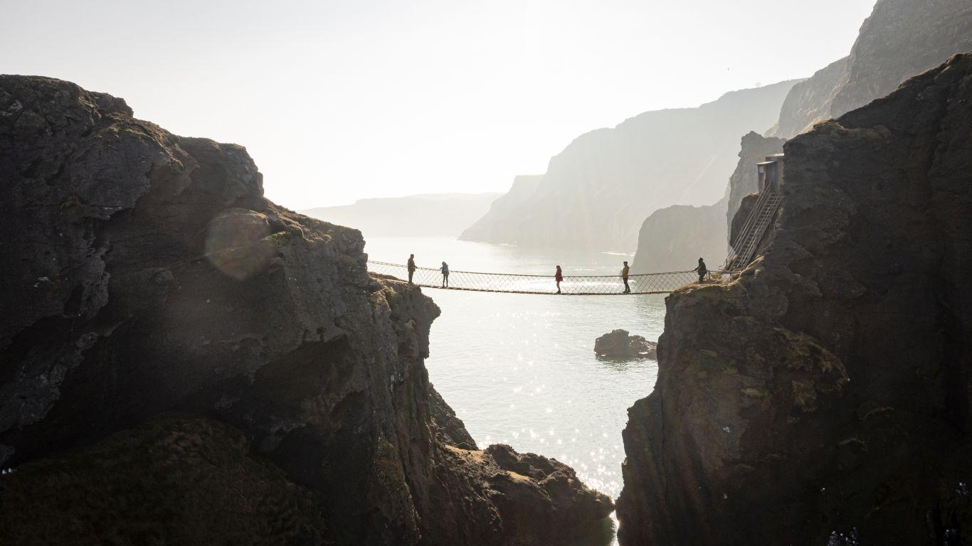 Wer sich traut, kann bei Carrick-a-Rede über eine schmale Seilbrücke zu einem Fischerinselchen hinüberwandern - bei starkem Wind ein recht abenteuerliches Unterfangen. Die spannende Reisereportage zu dieser Bildergalerie lesen Sie hier auf unserem Premiumportal nn.de