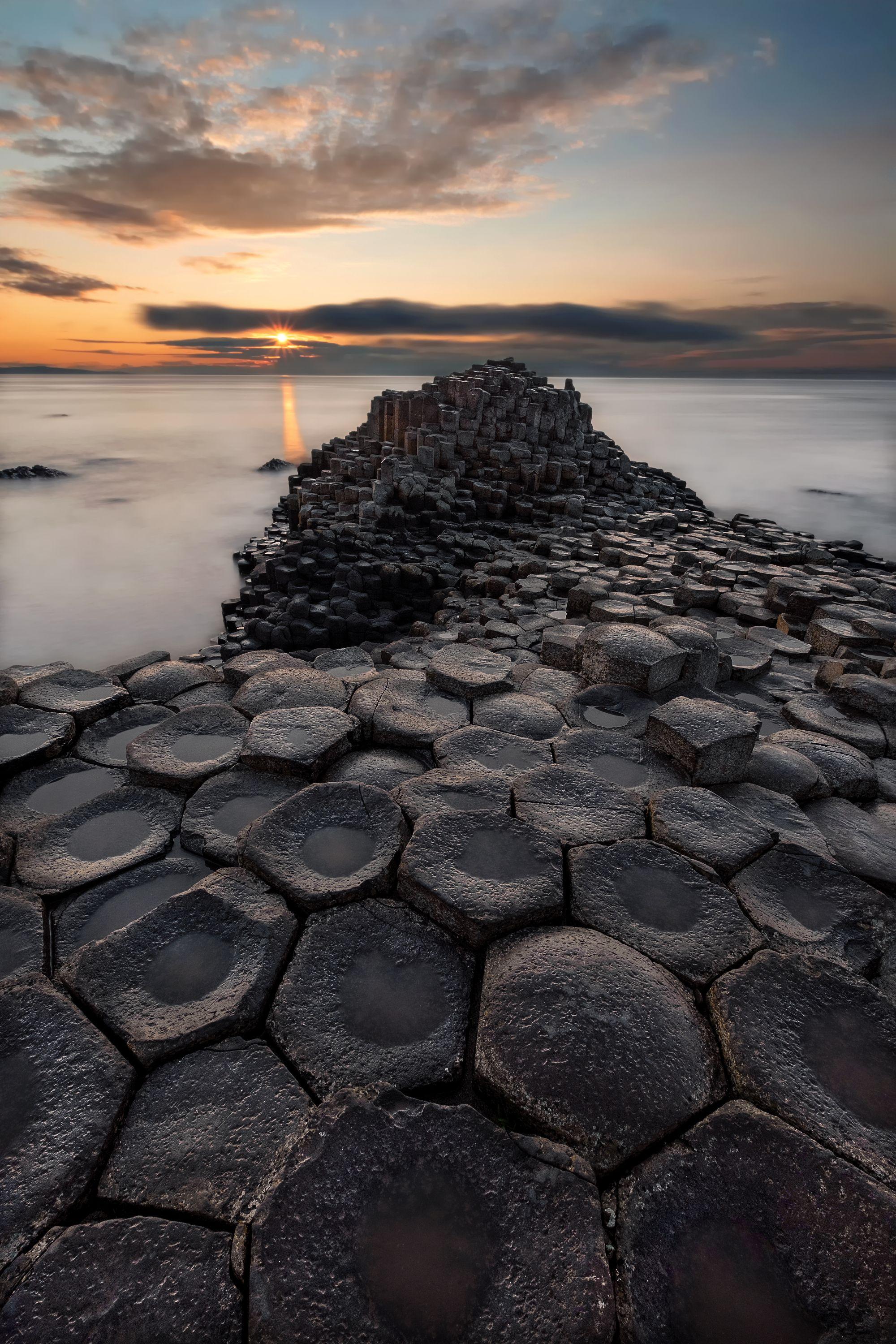 Giants's Causeway ist nur etwa 100 Kilometer von Belfast entfernt und seit 1986 Unesco-Welterbe. Fast alle dieser hexagonal geformten Felssäulen sind für Besucher frei zugänglich. Parkwächter geben Hinweise, welche Stellen man besser meiden sollte. Die spannende Reisereportage zu dieser Bildergalerie lesen Sie hier auf unserem Premiumportal nn.de