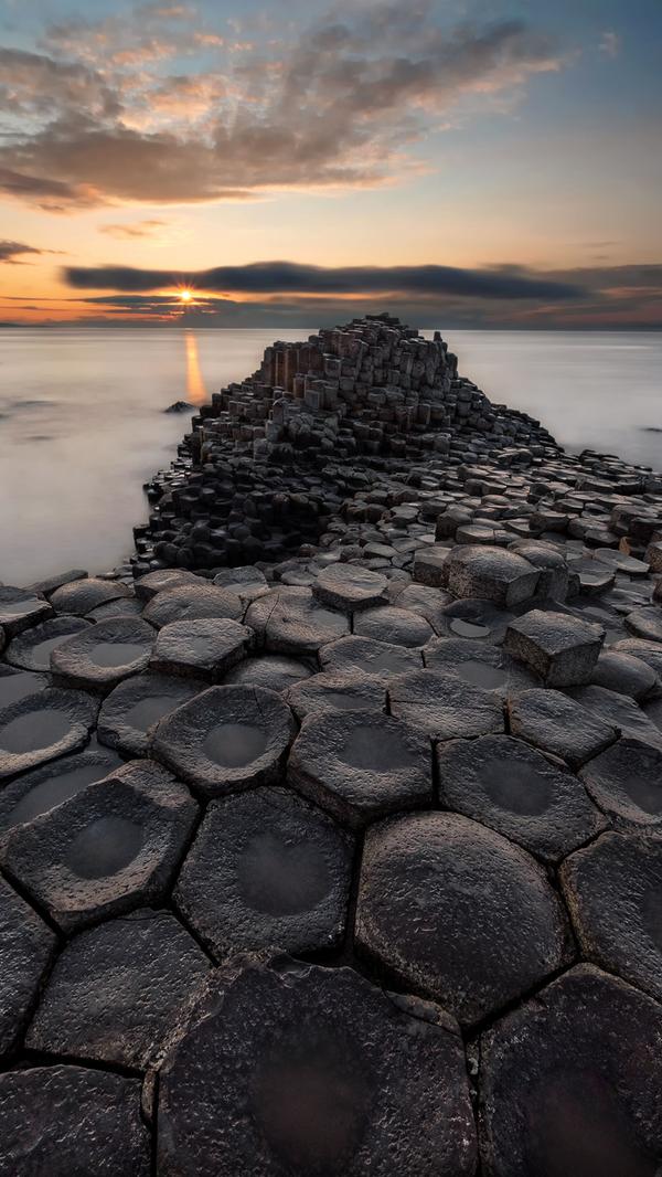 Giants's Causeway ist nur etwa 100 Kilometer von Belfast entfernt und seit 1986 Unesco-Welterbe. Fast alle dieser hexagonal geformten Felssäulen sind für Besucher frei zugänglich. Parkwächter geben Hinweise, welche Stellen man besser meiden sollte. Die spannende Reisereportage zu dieser Bildergalerie lesen Sie hier auf unserem Premiumportal nn.de
