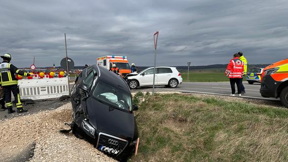 Zwei Verletzte nach Unfall bei Gunzenhausen: Auto landet im Graben