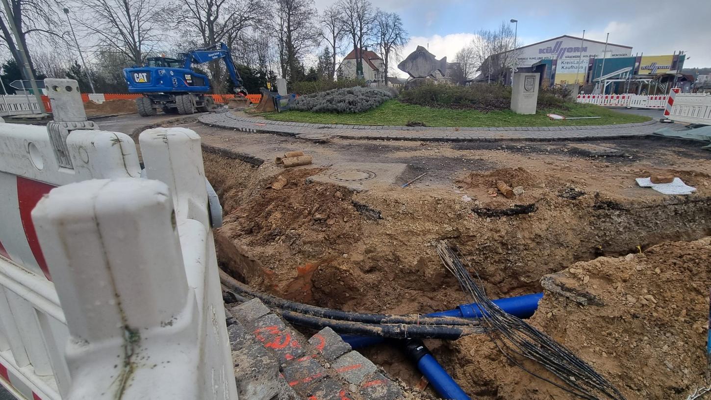 Karpfen Fridolin nimmts gelassen: Der Karpfenkreisel in Höchstadt ist momentan nur ein "Karpfenhalbkreisel". Eine Ampel regelt den Verkehr auf der B470 während der Bauarbeiten - und das nun voraussichtlich noch bis Mitte Mai.