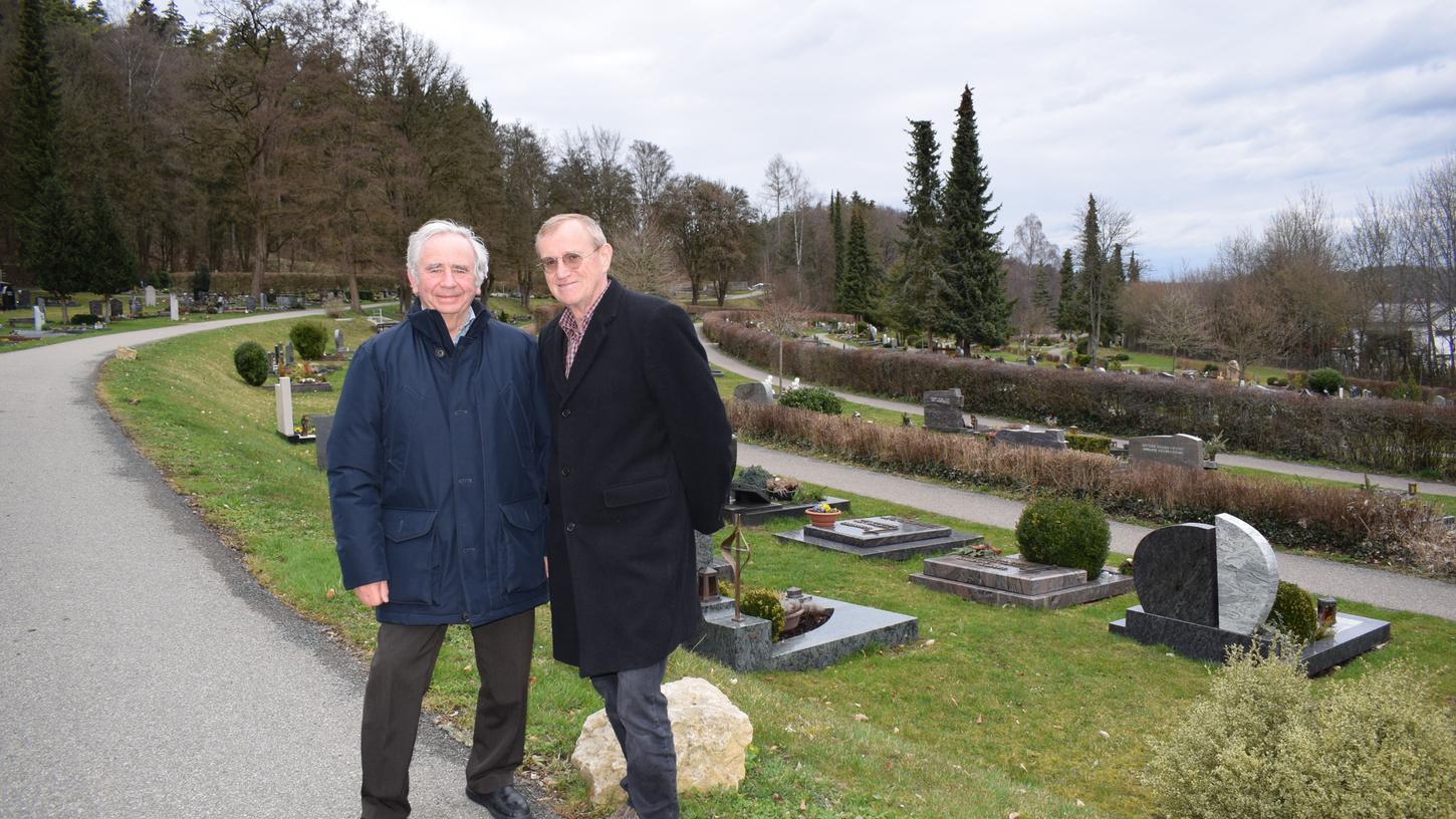 Reinhard Chwalka (links) und Karl Lothes (rechts) vom Begräbnisverein.