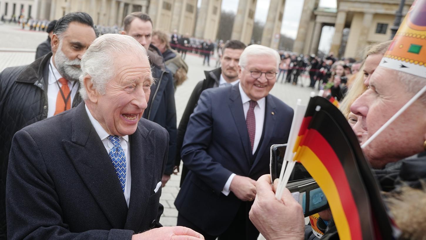 König Charles III. von Großbritannien (vorne l) begrüßt am Brandenburger Tor neben Bundespräsident Frank-Walter Steinmeier die Fans. Noch vor seiner Krönung im Mai 2023 besuchen der britische König und die Königsgemahlin für drei Tage Deutschland. 