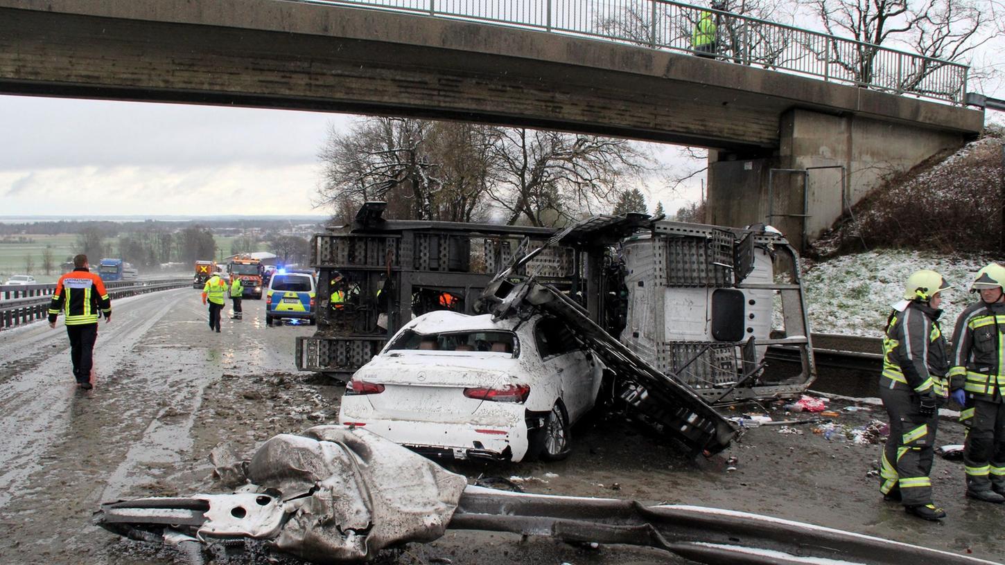 Einsatzkräfte stehen neben den Unfallfahrzeugen auf der A8. Einsatzkräfte stehen neben den Unfallfahrzeugen auf der A8.