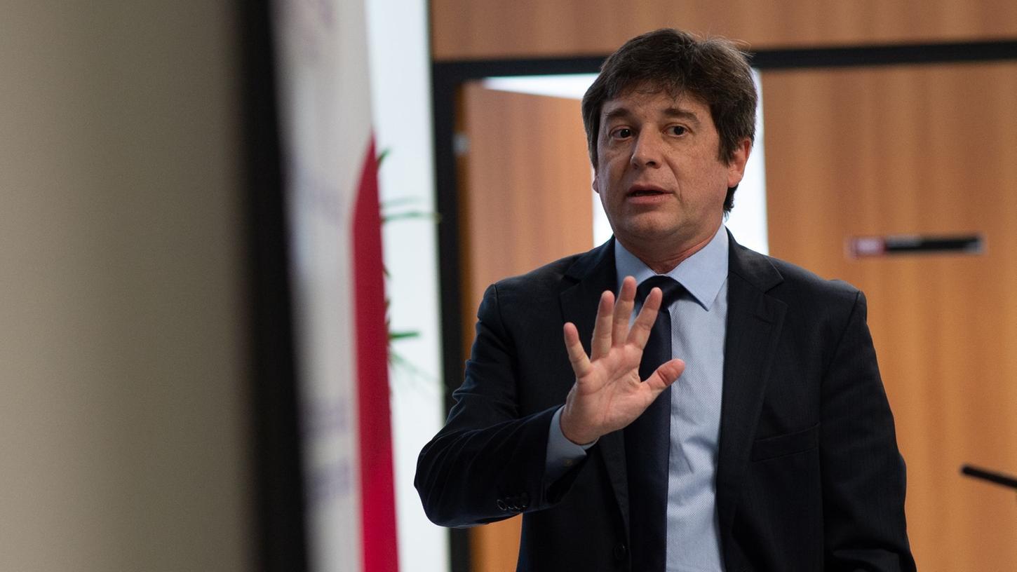 Staatsanwalt Rafael Garcia Rodrigues spricht während einer Anhörung zu möglicher Sklavenarbeit auf einer Amazonas-Farm eines Tochterunternehmens von Volkswagen do Brasil in den 1970er und 80er Jahren. Staatsanwalt Rafael Garcia Rodrigues spricht während einer Anhörung zu möglicher Sklavenarbeit auf einer Amazonas-Farm eines Tochterunternehmens von Volkswagen do Brasil in den 1970er und 80er Jahren.