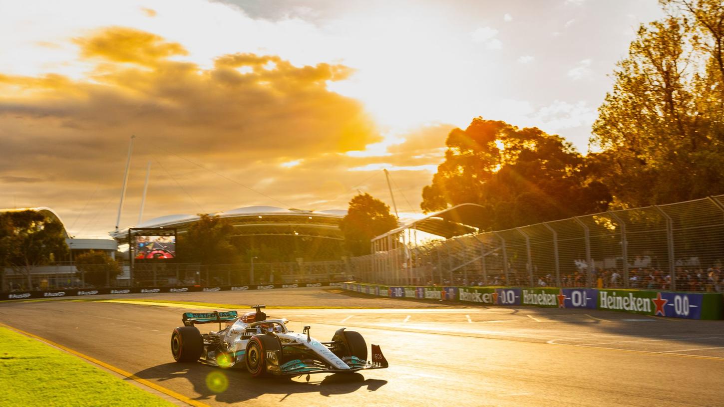 George Russell aus Großbritannien von Team Mercedes steuert sein Auto auf der Rennstrecke. George Russell aus Großbritannien von Team Mercedes steuert sein Auto auf der Rennstrecke.