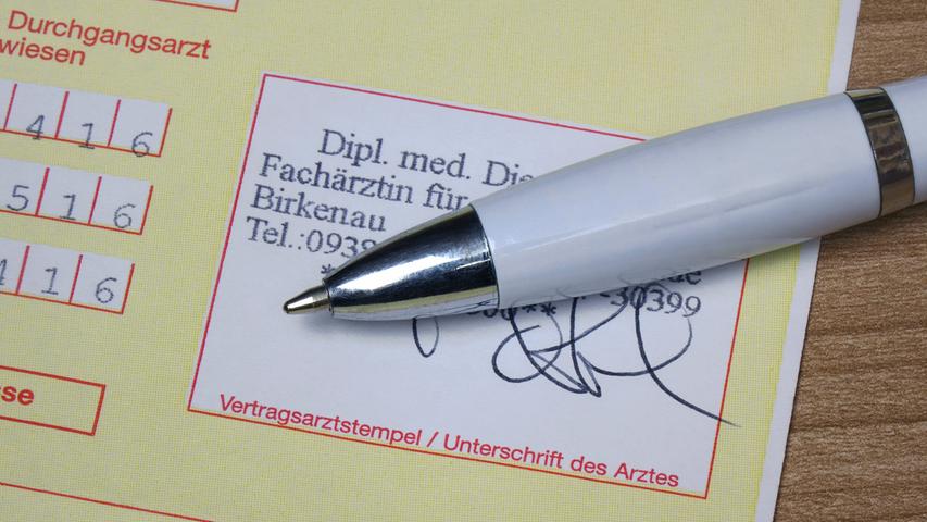 Krankenschein mit Kugelschreiber Krankenschein mit Kugelschreiber, 10.03.2023, Borkwalde, Brandenburg, Auf einer Arbeitsunfähigkeitsbescheinigung liegt ein Kugelschreiber. *** Sick bill with ballpoint pen Sick bill with ballpoint pen, 10 03 2023, Borkwalde, Brandenburg, On a certificate of incapacity for work lies a ballpoint pen Krankenschein mit Kugelschreiber Krankenschein mit Kugelschreiber, 10.03.2023, Borkwalde, Brandenburg, Auf einer Arbeitsunfähigkeitsbescheinigung liegt ein Kugelschreiber. *** Sick bill with ballpoint pen Sick bill with ballpoint pen, 10 03 2023, Borkwalde, Brandenburg, On a certificate of incapacity for work lies a ballpoint pen